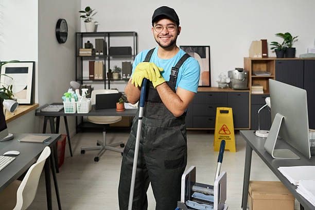 Cleaner vérifié préparant un bien en location